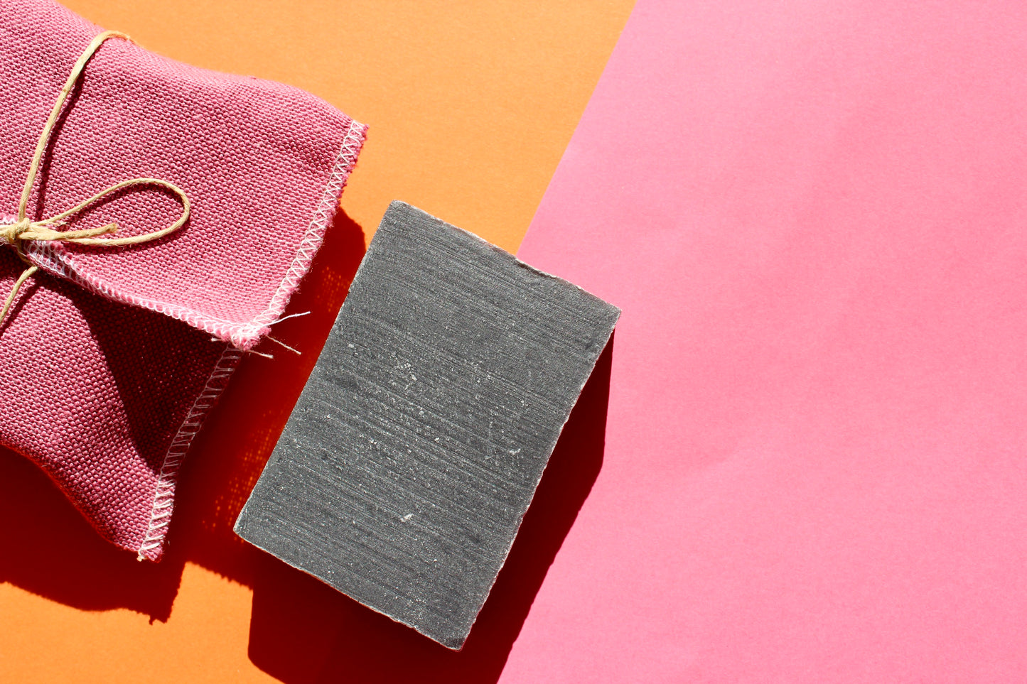 Jabón artesano de carbón activado y menta