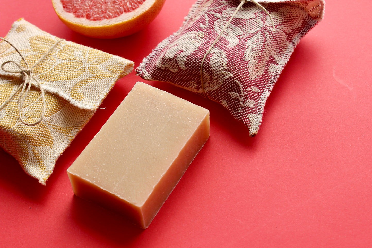 Jabón artesano de jazmín con arcilla roja